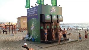 米Spriteのシャワー広告。自社の役割の中で遊び心を演出